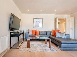 Stunning 3-bedroom in the heart of London with parking-hosted by Sweetstay - Photo 7