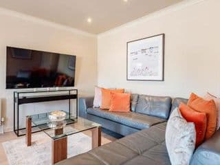 Stunning 3-bedroom in the heart of London with parking-hosted by Sweetstay - Photo 8