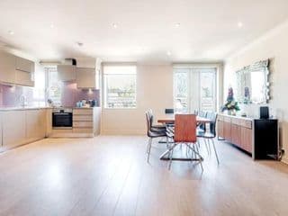 Stunning 3-bedroom in the heart of London with parking-hosted by Sweetstay - Photo 9