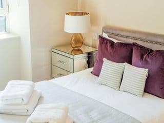 Stunning 3-bedroom in the heart of London with parking-hosted by Sweetstay - Photo 10