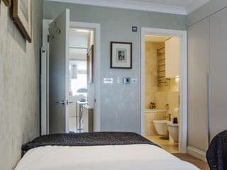 Beautiful 2 Bedroom 2 Bath Flat in South Kensington - Photo 14