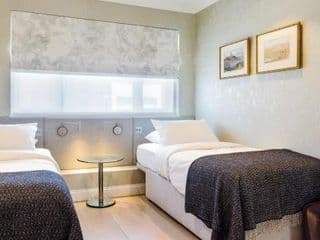 Beautiful 2 Bedroom 2 Bath Flat in South Kensington - Photo 3