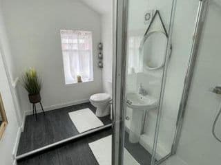 Large 6 bedroom house in Smethwick - Photo 19