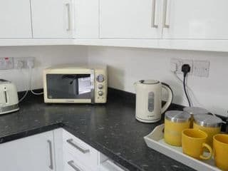 Large 6 bedroom house in Smethwick - Photo 4