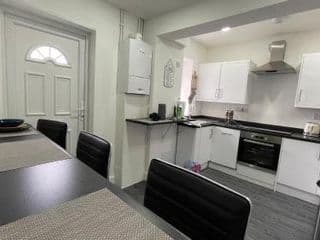 Large 6 bedroom house in Smethwick - Photo 9