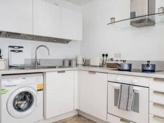 Luxury 2Bed Spacious Apartment- City Centre- Free Parking - Photo 14