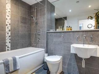 Luxury 2Bed Spacious Apartment- City Centre- Free Parking - Photo 5