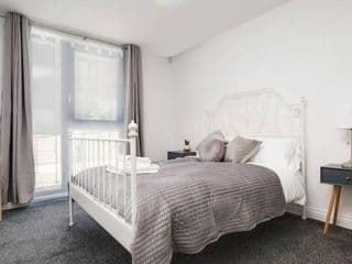 Luxury 2Bed Spacious Apartment- City Centre- Free Parking - Photo 6