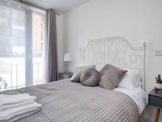 Luxury 2Bed Spacious Apartment- City Centre- Free Parking - Photo 8