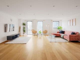 Riverside Two Bedroom Apartment in Canary Wharf