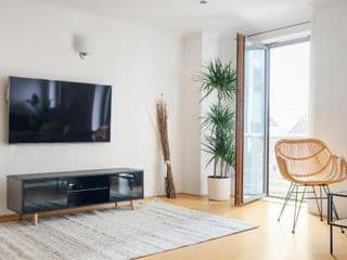 Riverside Two Bedroom Apartment in Canary Wharf - Photo 11