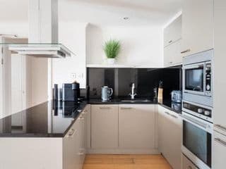 Riverside Two Bedroom Apartment in Canary Wharf - Photo 12