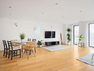 Riverside Two Bedroom Apartment in Canary Wharf - Photo 13