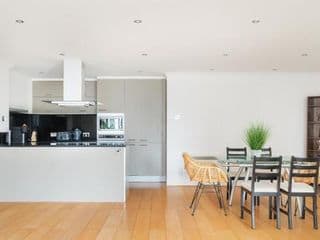 Riverside Two Bedroom Apartment in Canary Wharf - Photo 14