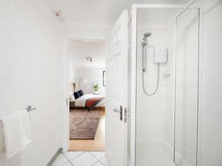 Riverside Two Bedroom Apartment in Canary Wharf - Photo 17