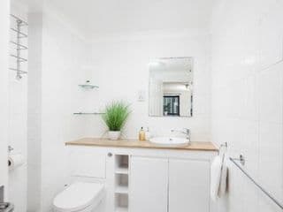 Riverside Two Bedroom Apartment in Canary Wharf - Photo 18