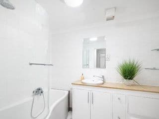 Riverside Two Bedroom Apartment in Canary Wharf - Photo 20