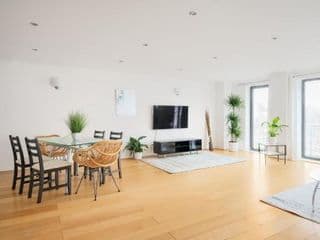 Riverside Two Bedroom Apartment in Canary Wharf - Photo 3