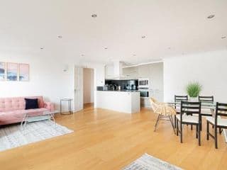 Riverside Two Bedroom Apartment in Canary Wharf - Photo 21