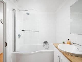 Riverside Two Bedroom Apartment in Canary Wharf - Photo 5