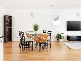 Riverside Two Bedroom Apartment in Canary Wharf - Photo 7