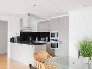 Riverside Two Bedroom Apartment in Canary Wharf - Photo 10