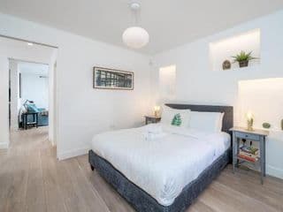Stylish 2-bed flat with private garden in Notting Hill, West London - Photo 12