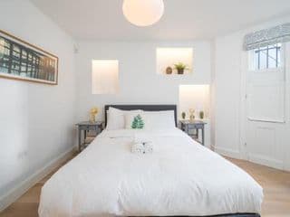 Stylish 2-bed flat with private garden in Notting Hill, West London - Photo 13