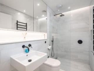 Stylish 2-bed flat with private garden in Notting Hill, West London - Photo 17