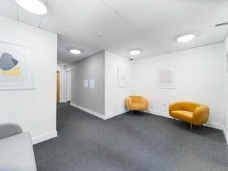 Modern One Bed Apartment in Private Building - Photo 11