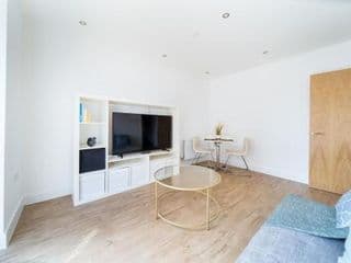 Modern One Bed Apartment in Private Building - Photo 12