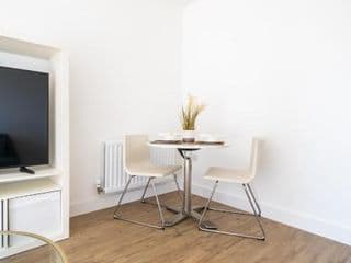 Modern One Bed Apartment in Private Building - Photo 14