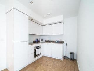Modern One Bed Apartment in Private Building - Photo 16