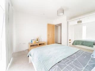 Modern One Bed Apartment in Private Building - Photo 18