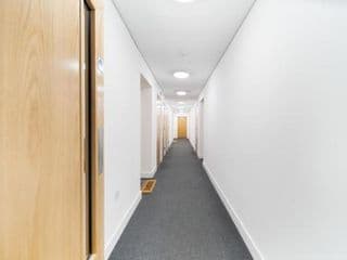Modern One Bed Apartment in Private Building - Photo 20