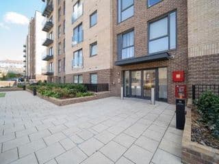 Modern One Bed Apartment in Private Building - Photo 22