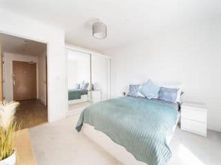 Modern One Bed Apartment in Private Building - Photo 6
