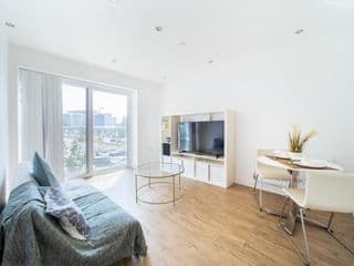 Modern One Bed Apartment in Private Building - Photo 7