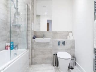 Modern One Bed Apartment in Private Building - Photo 9