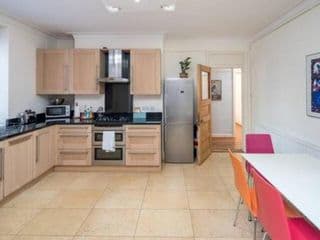 Cosy 2 Bedroom Apartment in Bayswater - Photo 3