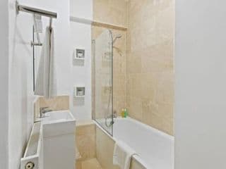 Trendy 1 Bedroom Apartment in the Heart of London - Photo 6