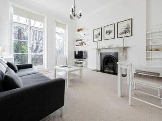 Elegant Earl's Court 2 Bedroom Flat Just 4 Minutes from Tube