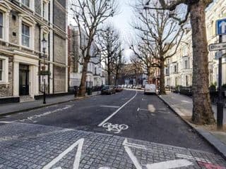 Elegant Earl's Court 2 Bedroom Flat Just 4 Minutes from Tube - Photo 13
