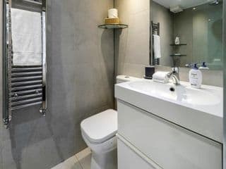 Elegant Earl's Court 2 Bedroom Flat Just 4 Minutes from Tube - Photo 3