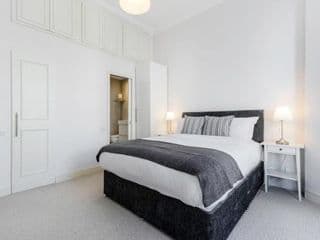 Elegant Earl's Court 2 Bedroom Flat Just 4 Minutes from Tube - Photo 4