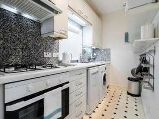 Elegant Earl's Court 2 Bedroom Flat Just 4 Minutes from Tube - Photo 6