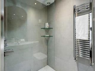 Elegant Earl's Court 2 Bedroom Flat Just 4 Minutes from Tube - Photo 7
