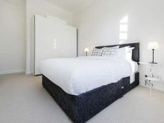 Elegant Earl's Court 2 Bedroom Flat Just 4 Minutes from Tube - Photo 8