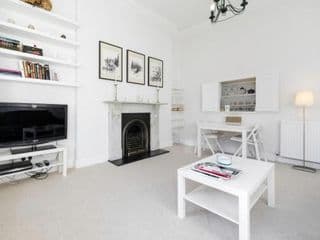 Elegant Earl's Court 2 Bedroom Flat Just 4 Minutes from Tube - Photo 9