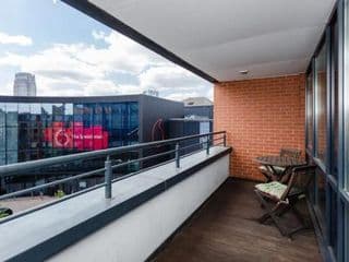 Vivid 2 Bedroom Apartment in Central London - Photo 2